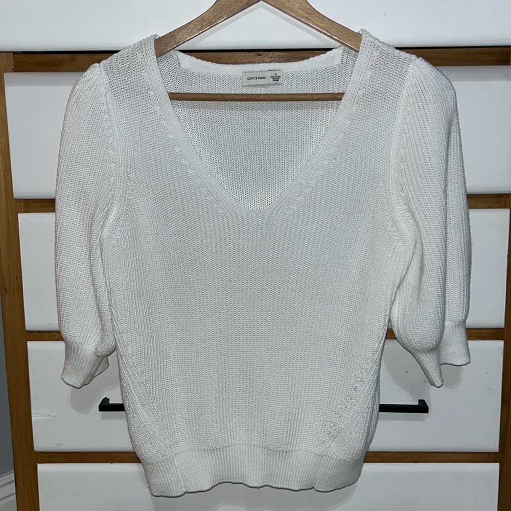 White v-neck sweater. 3/4 sleeves